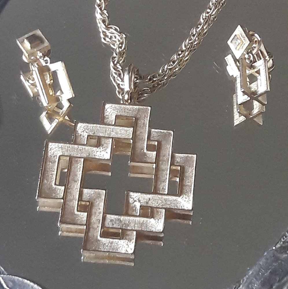 VTG "CROWN TRIFARI"DECO BRUSHED PENDANT& EARRINGS!